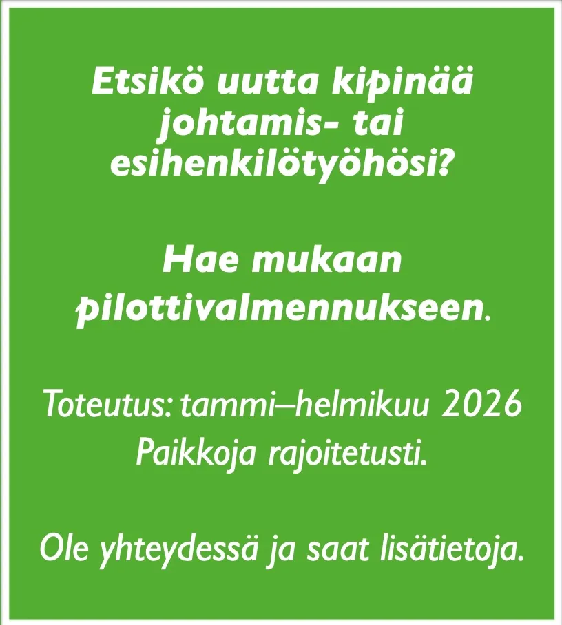 Vihreällä taustalla valkoinen teksti, joka kutsuu hakemaan mukaan johtamis- tai esihenkilötyön pilottivalmennukseen tammi-helmikuussa 2026, paikkoja rajoitetusti.